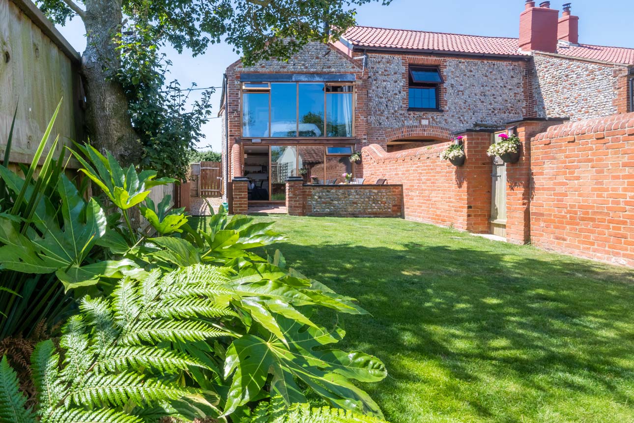 Swan Cottage, Happisburgh, Norfolk - garden